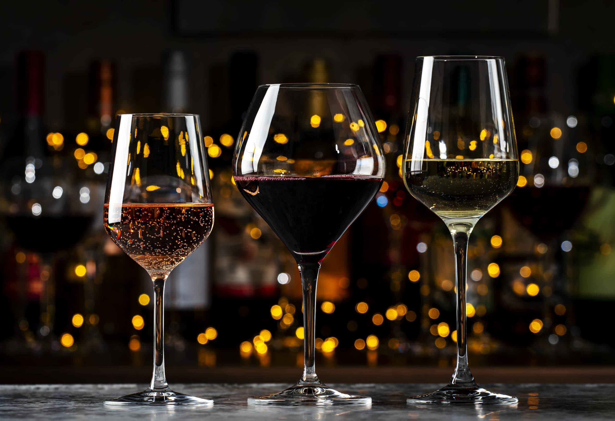 Olika typer av vinglas uppradade på ett bord, redo för provning